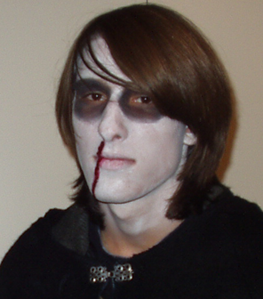 Jag som spöke på Spöktåg 2004 (Vit smink, Svart runt ögonen, en rad blod från näsen och när till hakan)